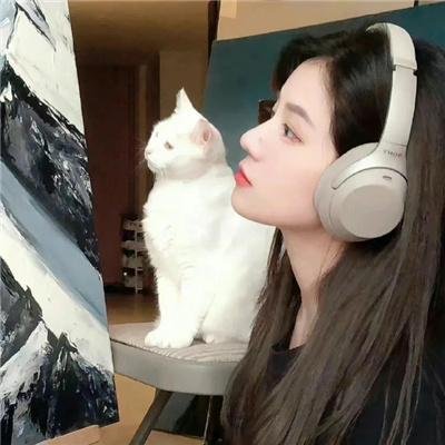 穿黄睡衣的女孩